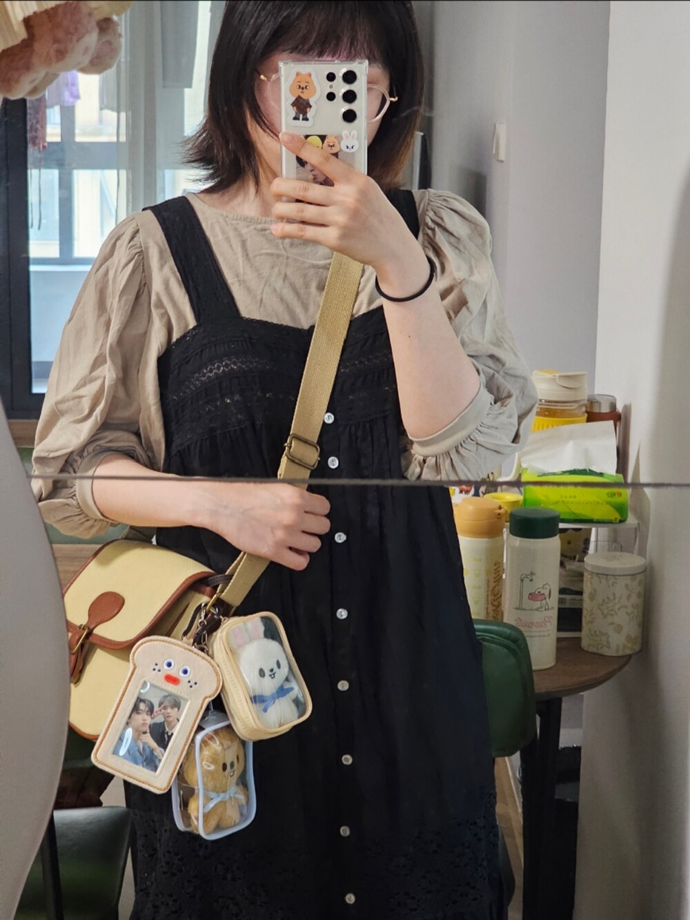 ブラック系のワンピース、ベージュ系のショルダーバッグ、ブラウン系のTシャツ/カットソーを着用したレディースの夏コーディネートの2枚目の写真