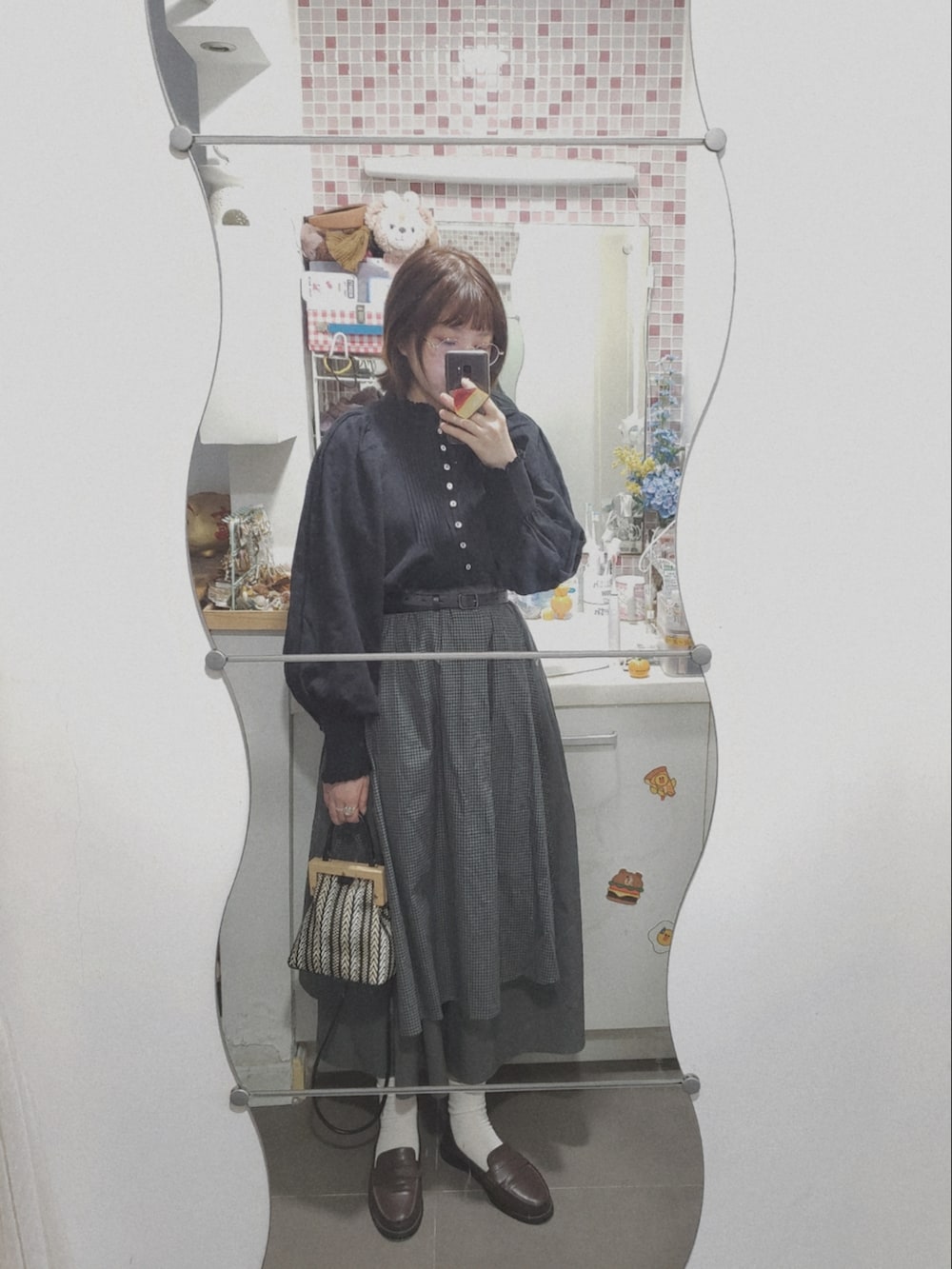 ブラック系のシャツ/ブラウス、その他のスカート、ブラック系のショルダーバッグを着用したレディースの夏コーディネートの3枚目の写真