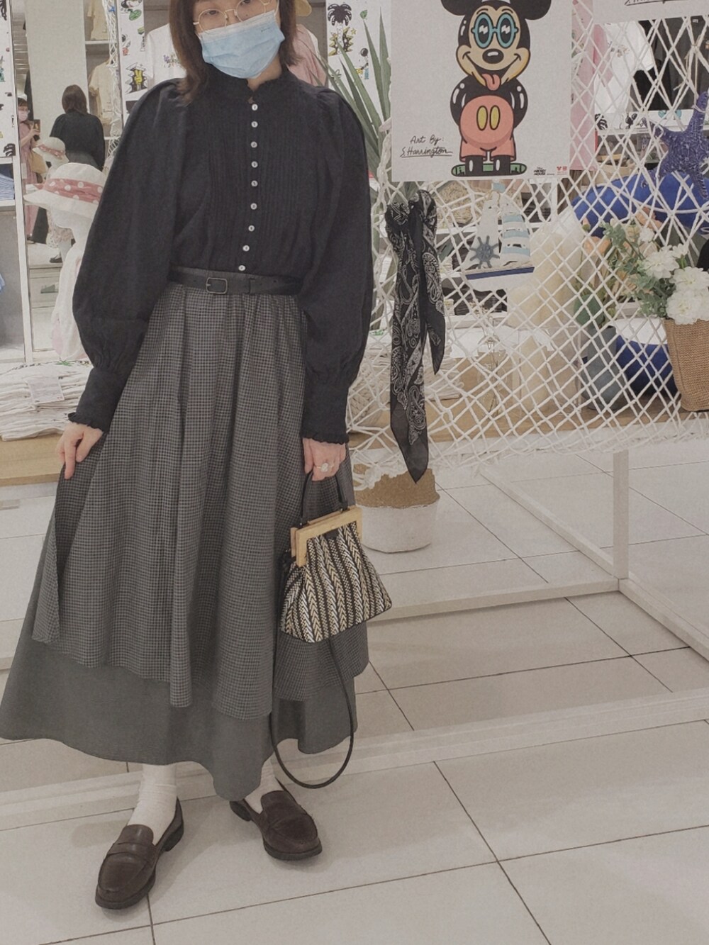 ブラック系のシャツ/ブラウス、その他のスカート、ブラック系のショルダーバッグを着用したレディースの夏コーディネートの2枚目の写真