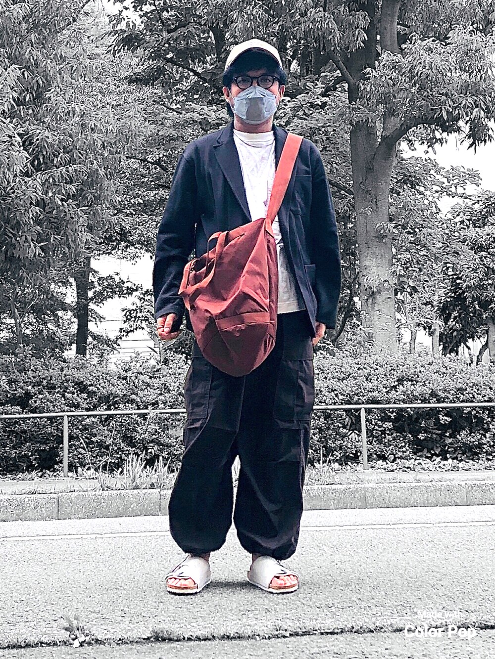 ブラック系のテーラードジャケット、ブラウン系のショルダーバッグ、ホワイト系のTシャツ/カットソーを着用したメンズの春コーディネートの4枚目の写真