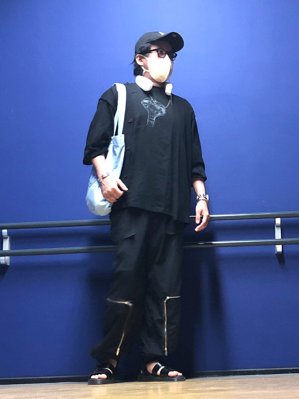 ブラック系のカーディガン/ボレロ、ブラック系のTシャツ/カットソー、ブルー系のトートバッグを着用したメンズの夏コーディネートの3枚目の写真