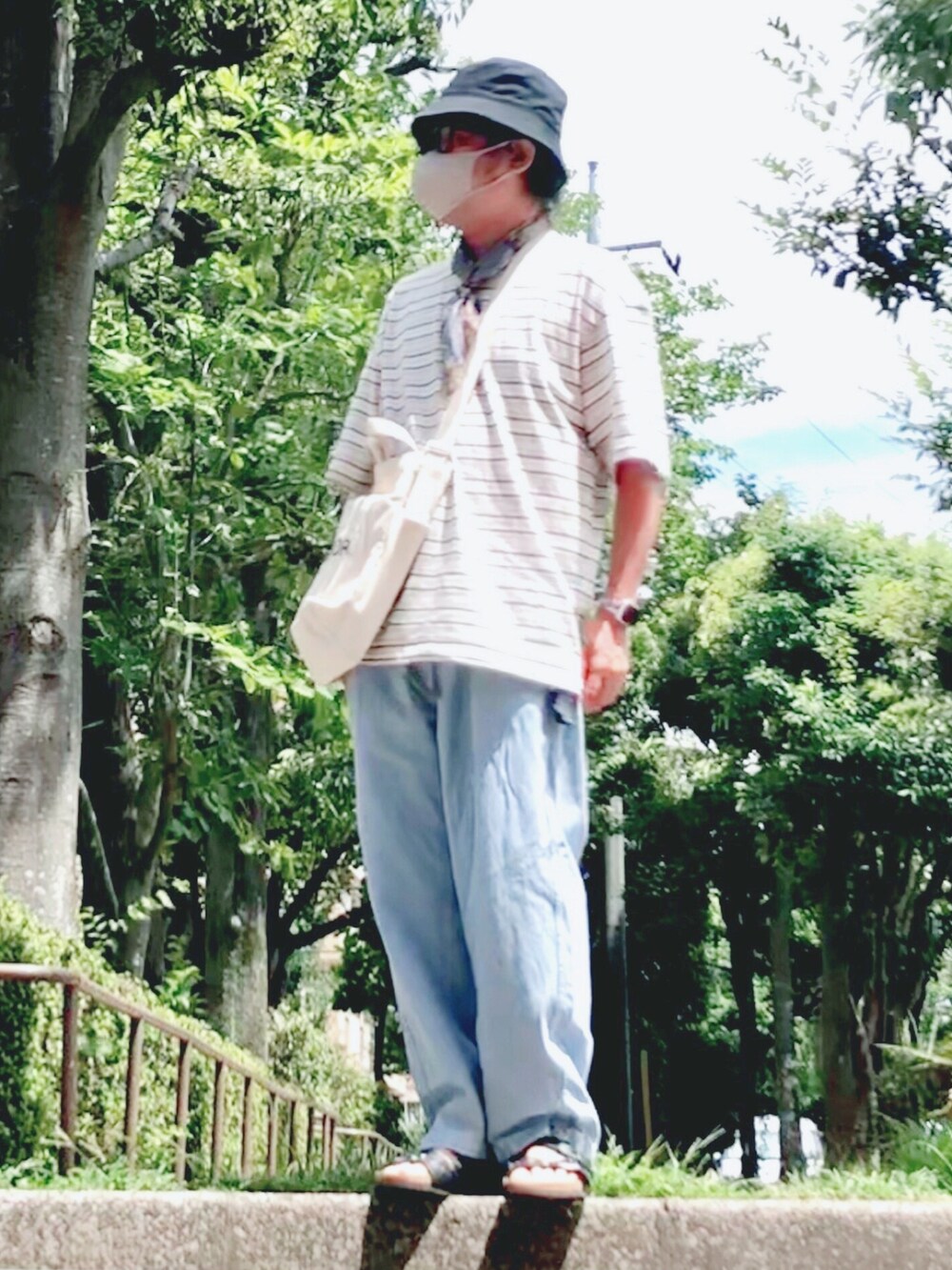 その他のTシャツ/カットソー、その他のトートバッグ、ブルー系のデニムパンツを着用したメンズの夏コーディネートの2枚目の写真