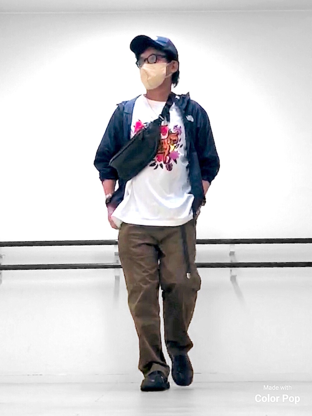 ブルー系のマウンテンパーカー、ホワイト系のTシャツ/カットソー、ブラック系のボディバッグ/ウエストポーチを着用したメンズの秋コーディネートの4枚目の写真