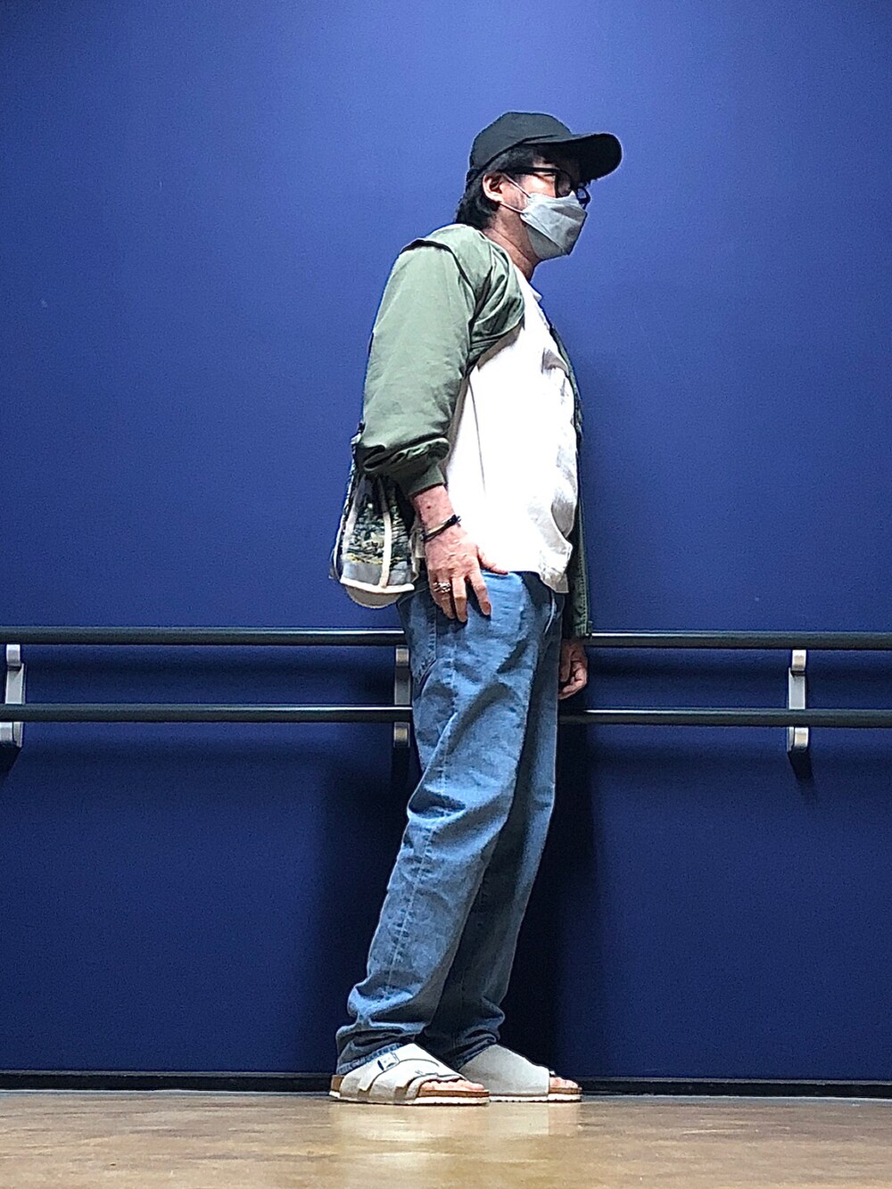 グリーン系のMA-1、ホワイト系のTシャツ/カットソー、ブルー系のトートバッグを着用したメンズの春コーディネートの3枚目の写真