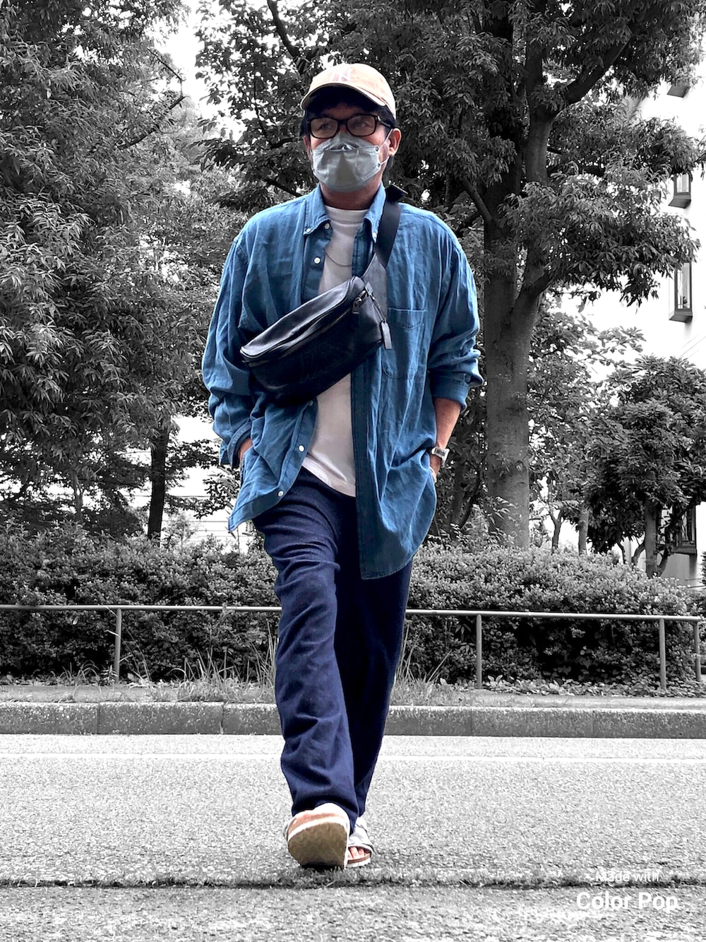 ブラック系のボディバッグ/ウエストポーチ、ブルー系のシャツ/ブラウス、ホワイト系のTシャツ/カットソーを着用したメンズの夏コーディネートの3枚目の写真