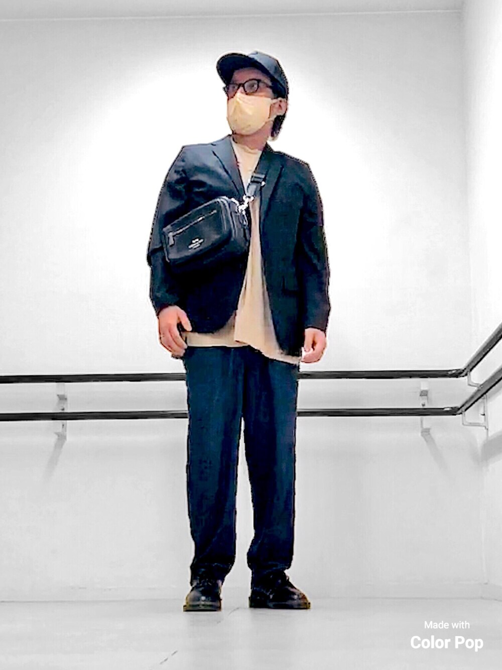 ブラック系のテーラードジャケット、ベージュ系のTシャツ/カットソー、ブラック系のボディバッグ/ウエストポーチを着用したメンズの秋コーディネートの4枚目の写真