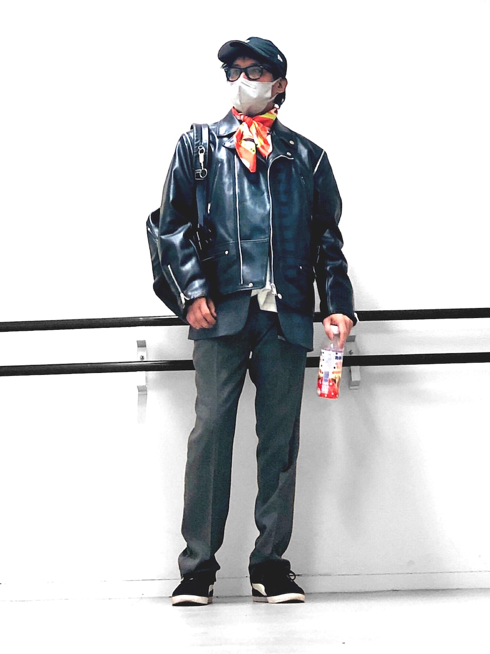 ブラック系のライダースジャケット、グレー系のテーラードジャケット、グレー系のスラックスを着用したメンズの春コーディネートの3枚目の写真