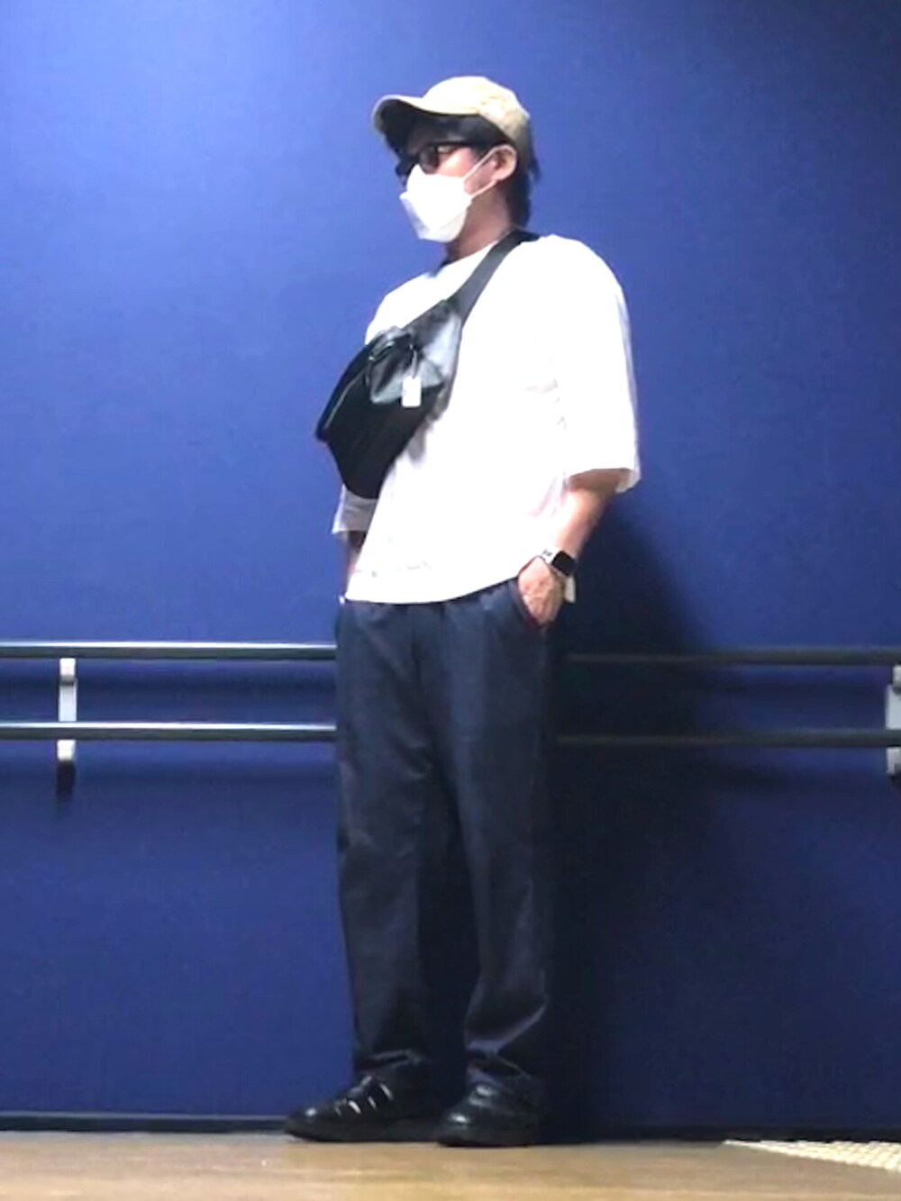 ブラック系のボディバッグ/ウエストポーチ、ブルー系のスウェットパンツ、ブラック系のサンダルを着用したメンズの夏コーディネートの2枚目の写真