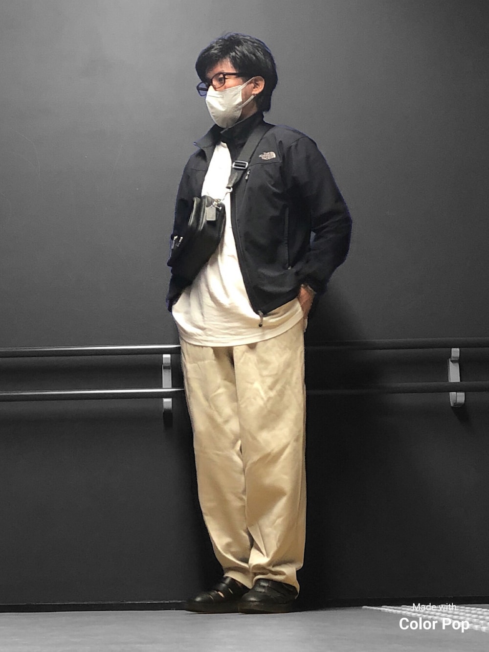 ブラック系のジャージ、ホワイト系のTシャツ/カットソー、ブラック系のボディバッグ/ウエストポーチを着用したメンズの秋コーディネートの2枚目の写真