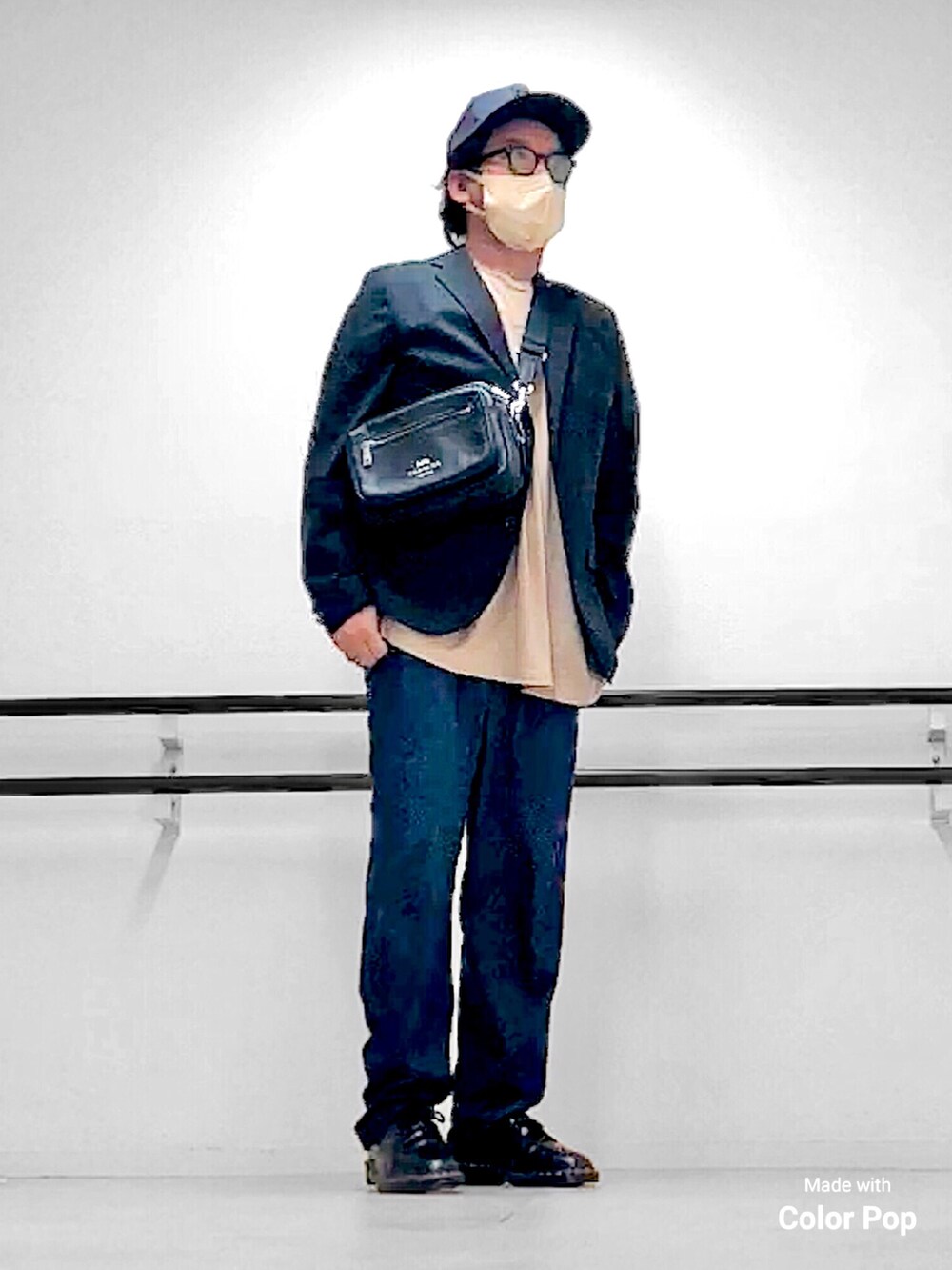 ブラック系のテーラードジャケット、ベージュ系のTシャツ/カットソー、ブラック系のボディバッグ/ウエストポーチを着用したメンズの秋コーディネートの2枚目の写真