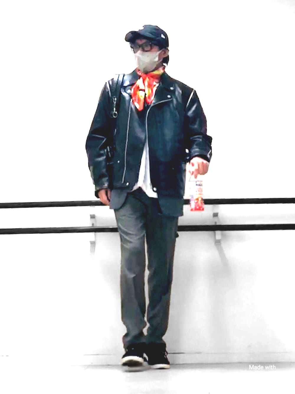 ブラック系のライダースジャケット、グレー系のテーラードジャケット、グレー系のスラックスを着用したメンズの春コーディネートの4枚目の写真