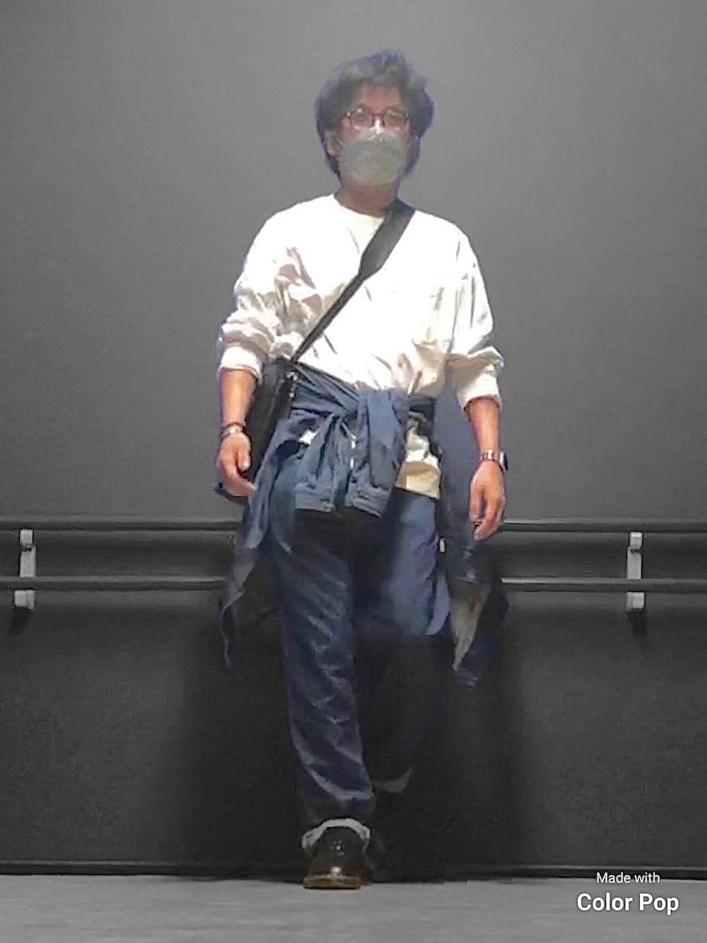 ホワイト系のTシャツ/カットソー、ブラック系のショルダーバッグ、ブルー系のデニムジャケットを着用したメンズの春コーディネートの3枚目の写真
