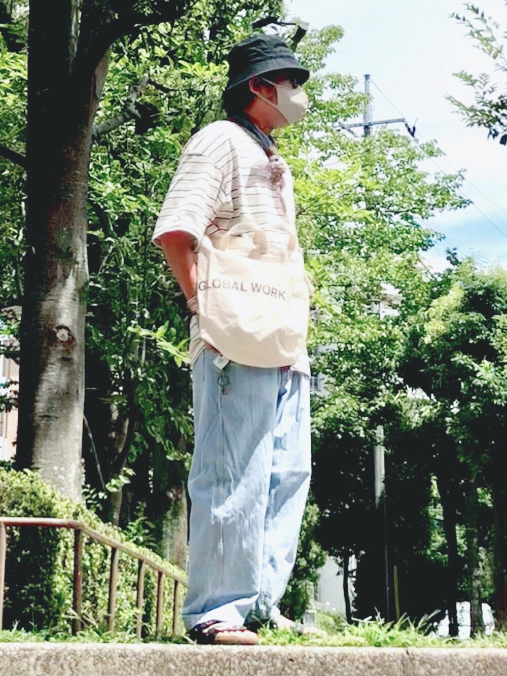 その他のTシャツ/カットソー、その他のトートバッグ、ブルー系のデニムパンツを着用したメンズの夏コーディネートの3枚目の写真