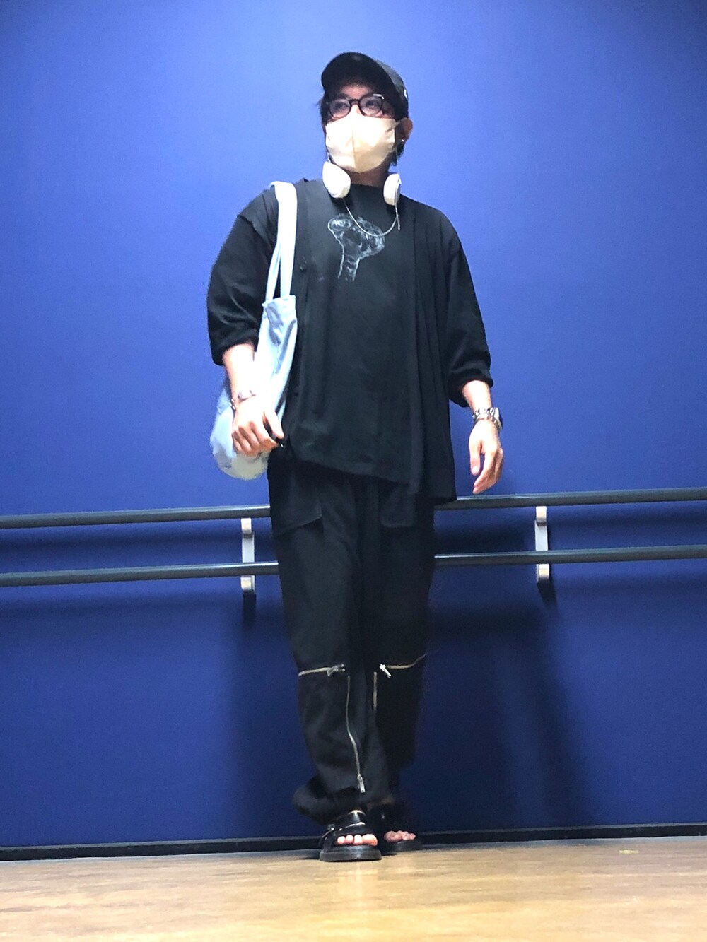 ブラック系のカーディガン/ボレロ、ブラック系のTシャツ/カットソー、ブルー系のトートバッグを着用したメンズの夏コーディネートの2枚目の写真