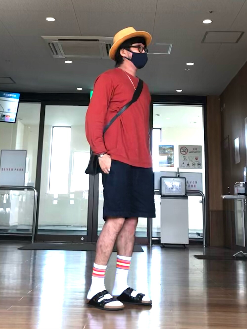 「パナマハット、めがね、ロンT、ハーフパンツ、レザーサンダル、レザーバッグ、アクセサリー、オトナカジュアル、ラインソックス、ファミマ靴下、赤、borsalino、OLIVER PEOPLES、プチプラ、9月」｜「BorsalinoのSIZE : L（ハット、ベージュ系）」を使った、*shu*さん（メンズ・171cm）の秋コーディネートの3枚目の写真