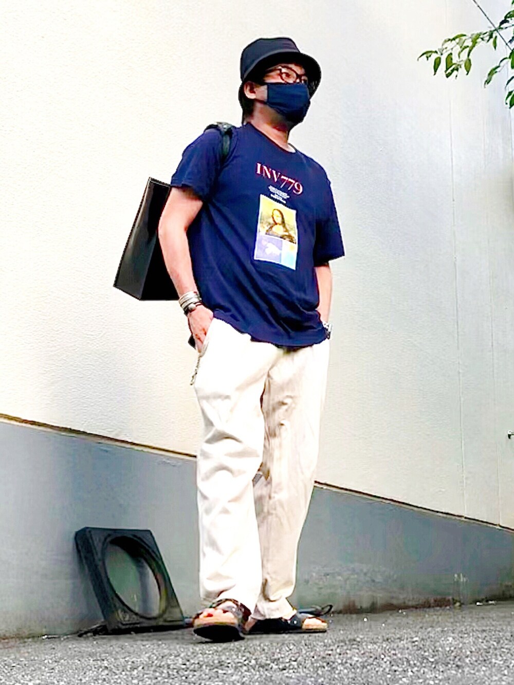 ブルー系のTシャツ/カットソー、ブラック系のトートバッグ、ベージュ系のスウェットパンツを着用したメンズの夏コーディネートの2枚目の写真