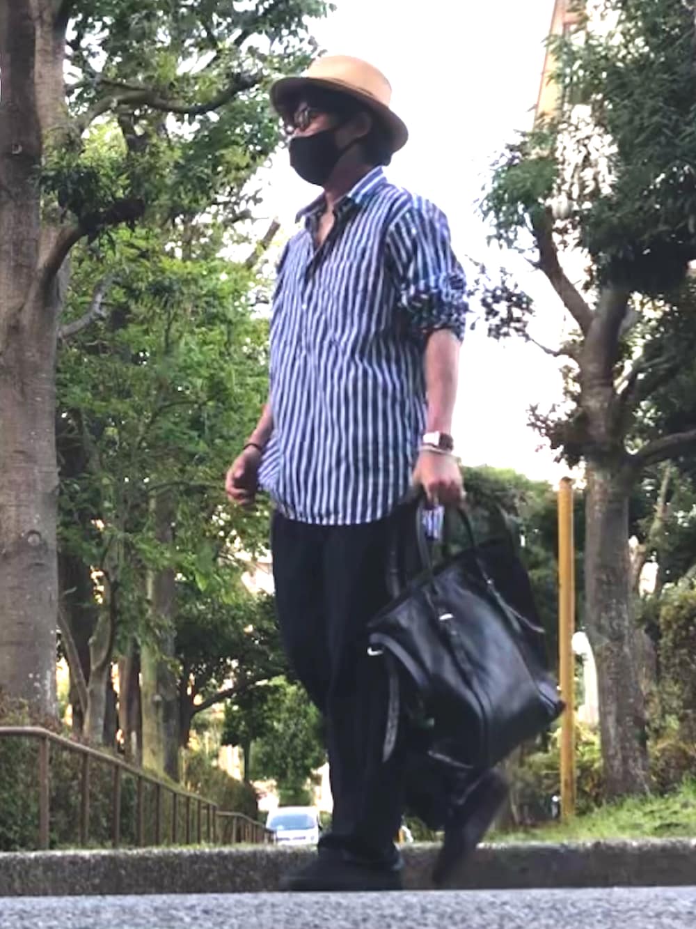 ブルー系のシャツ/ブラウス、ブラック系のトートバッグ、ブルー系のデニムパンツを着用したメンズの夏コーディネートの2枚目の写真