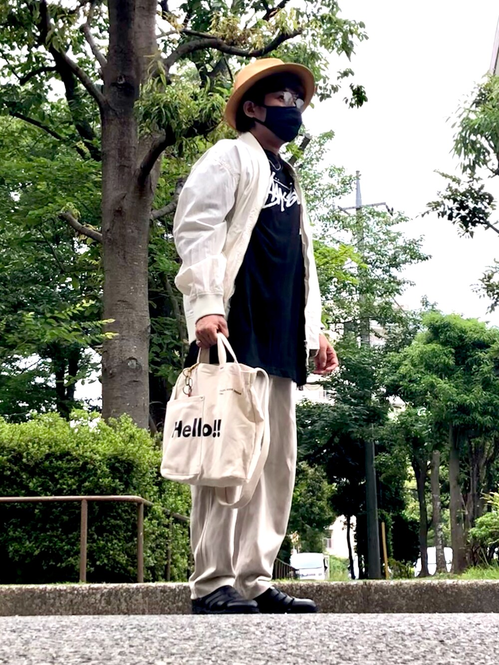 ホワイト系のMA-1、ブラック系のTシャツ/カットソー、ホワイト系のバッグを着用したメンズの秋コーディネートの2枚目の写真