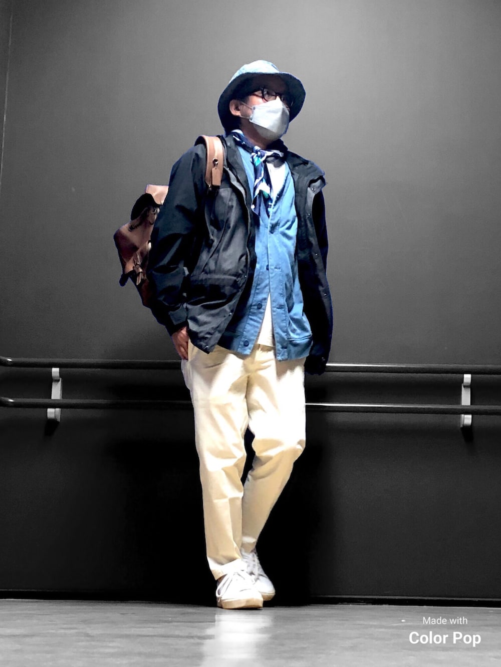 ブラック系のマウンテンパーカー、ブルー系のカーディガン/ボレロ、ブラウン系のバックパック/リュックを着用したメンズの春コーディネートの3枚目の写真