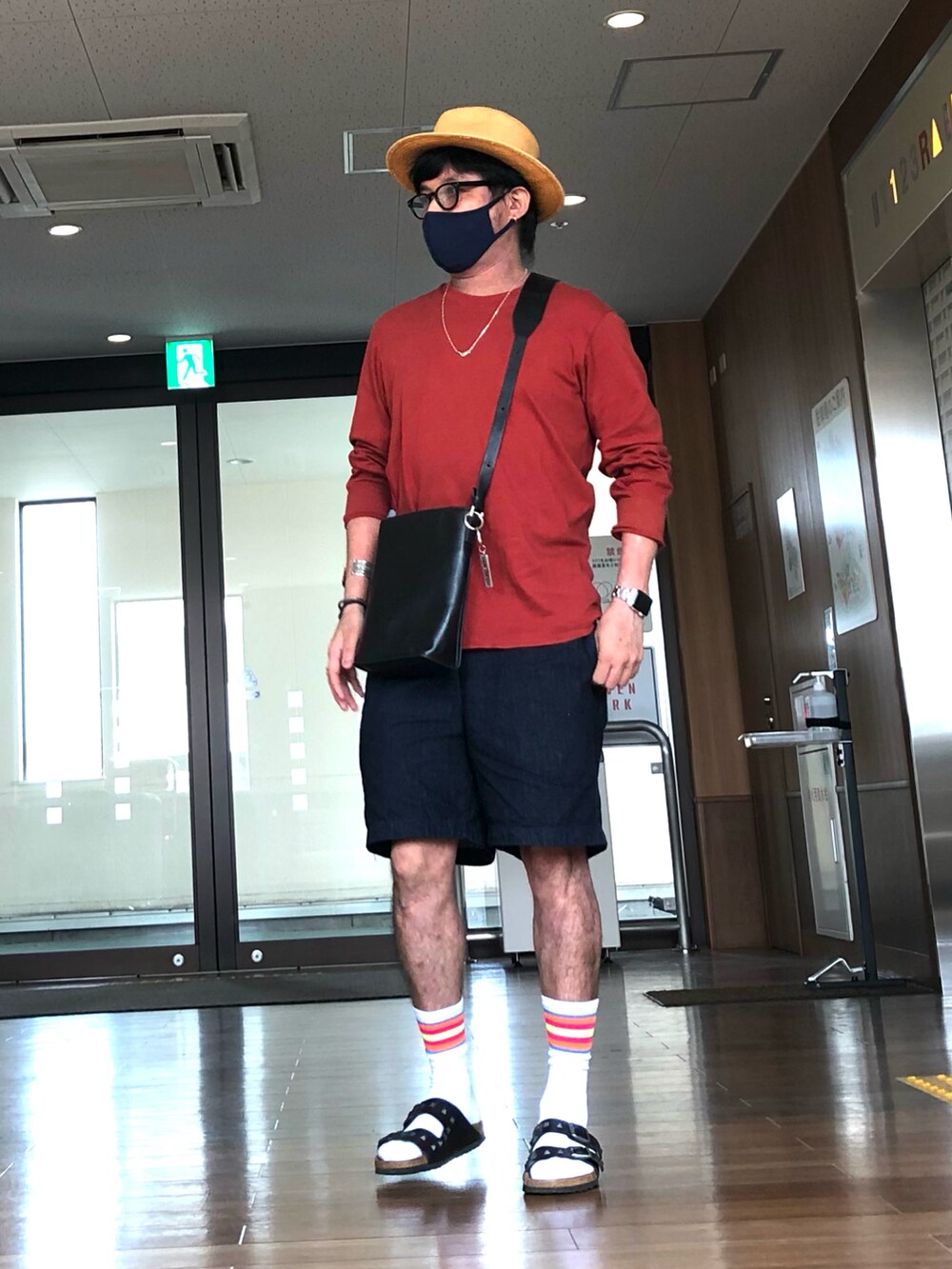 「パナマハット、めがね、ロンT、ハーフパンツ、レザーサンダル、レザーバッグ、アクセサリー、オトナカジュアル、ラインソックス、ファミマ靴下、赤、borsalino、OLIVER PEOPLES、プチプラ、9月」｜「BorsalinoのSIZE : L（ハット、ベージュ系）」を使った、*shu*さん（メンズ・171cm）の秋コーディネートの2枚目の写真