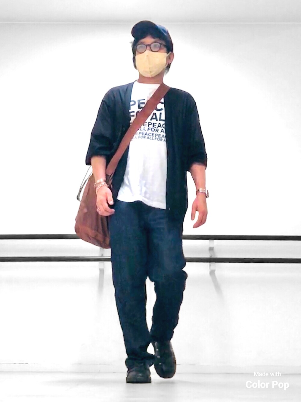 ブラック系のカーディガン/ボレロ、ホワイト系のTシャツ/カットソー、ブラウン系のショルダーバッグを着用したメンズの秋コーディネートの3枚目の写真