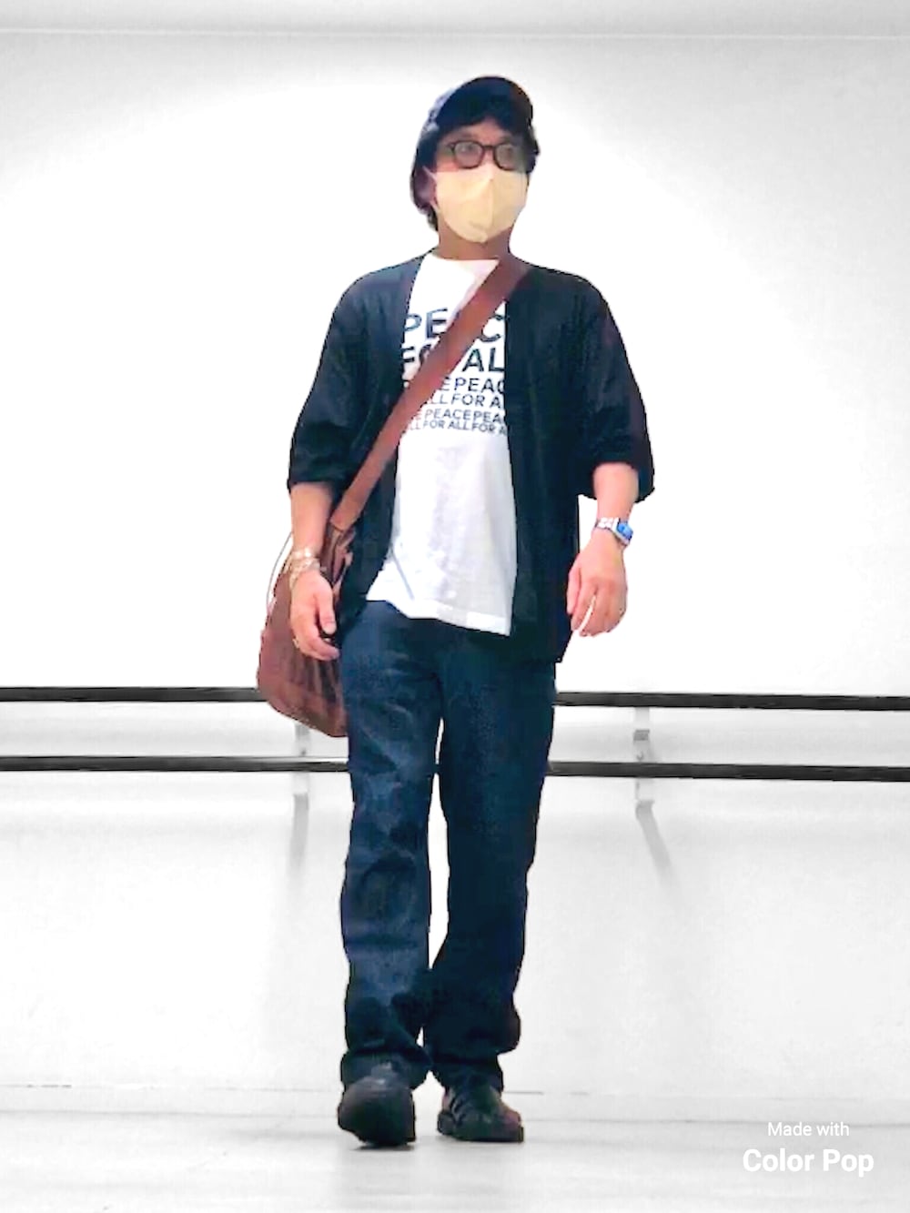 ブラック系のカーディガン/ボレロ、ホワイト系のTシャツ/カットソー、ブラウン系のショルダーバッグを着用したメンズの秋コーディネートの2枚目の写真