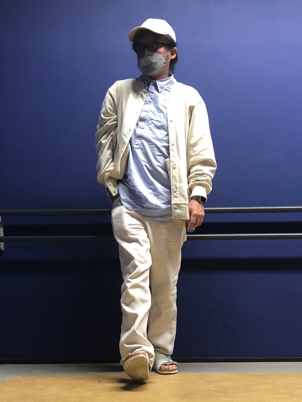 ベージュ系のスウェット、ブルー系のシャツ/ブラウス、ホワイト系のデニムパンツを着用したメンズの春コーディネートの3枚目の写真