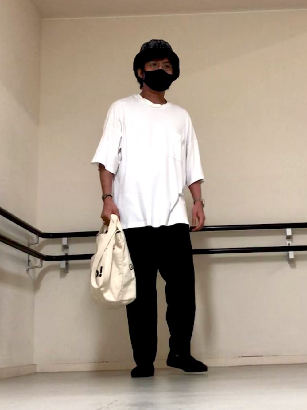 ホワイト系のTシャツ/カットソー、ブラック系のスウェットパンツ、ホワイト系のバッグを着用したメンズの夏コーディネートの3枚目の写真