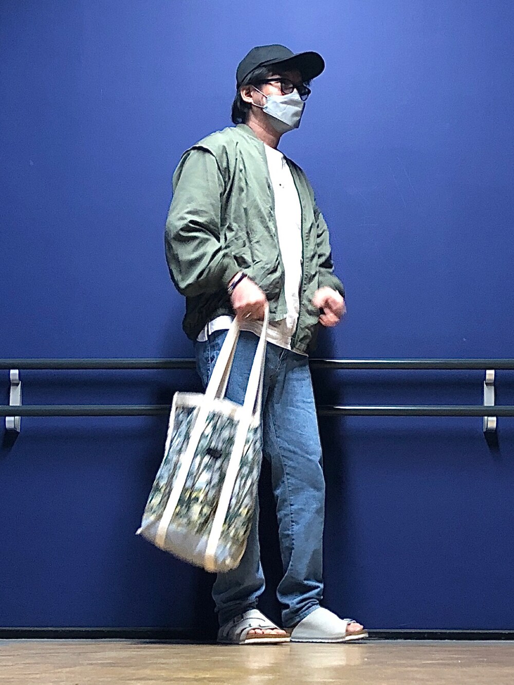 グリーン系のMA-1、ホワイト系のTシャツ/カットソー、ブルー系のトートバッグを着用したメンズの春コーディネートの5枚目の写真