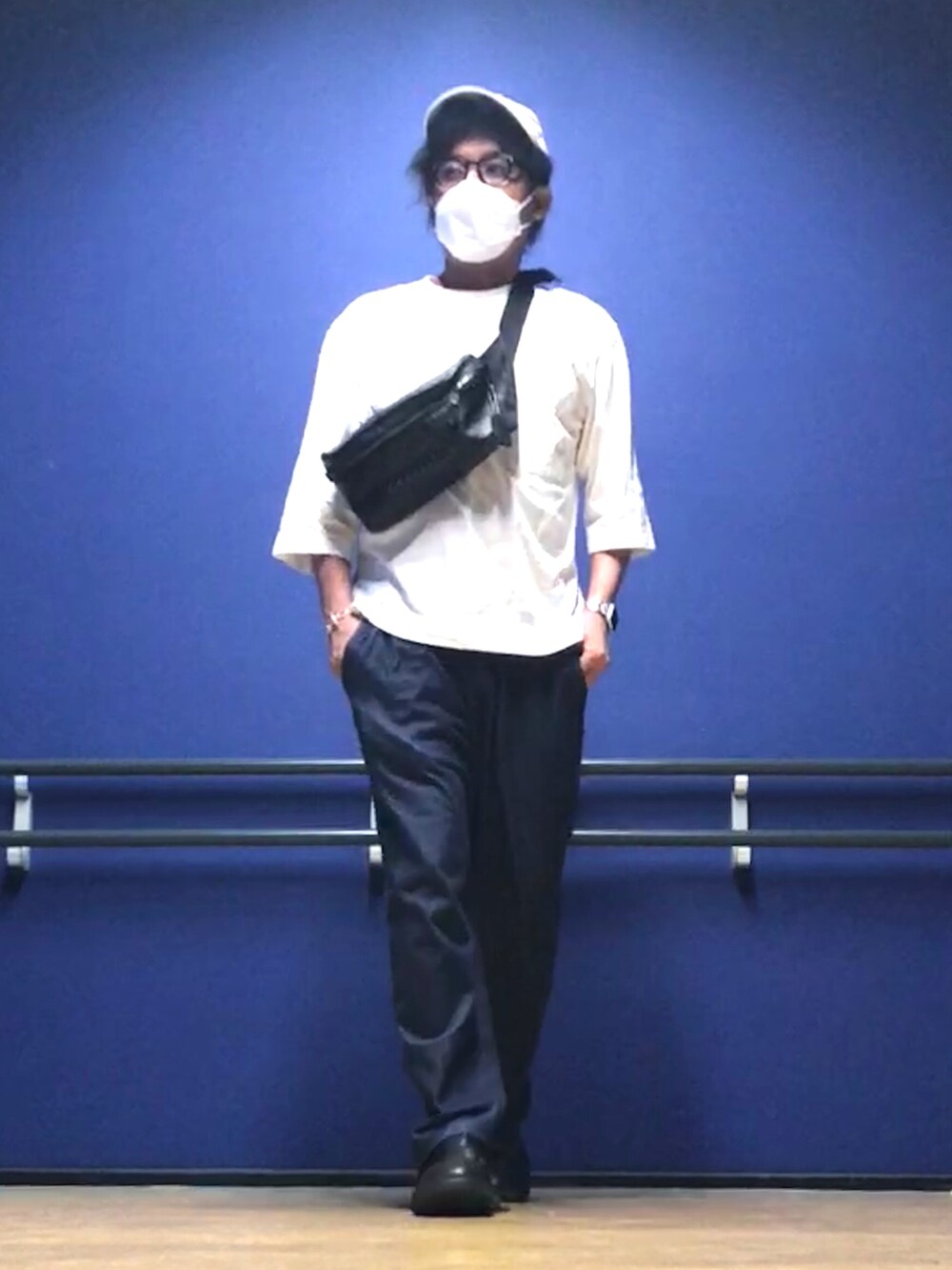 ブラック系のボディバッグ/ウエストポーチ、ブルー系のスウェットパンツ、ブラック系のサンダルを着用したメンズの夏コーディネートの3枚目の写真