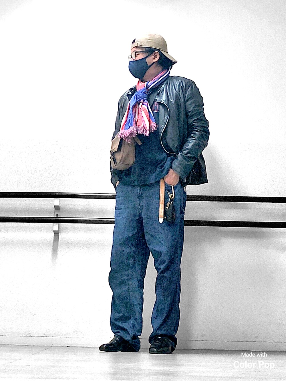 ブラック系のテーラードジャケット、ブラウン系のショルダーバッグ、ブルー系のデニムパンツを着用したメンズの冬コーディネートの3枚目の写真