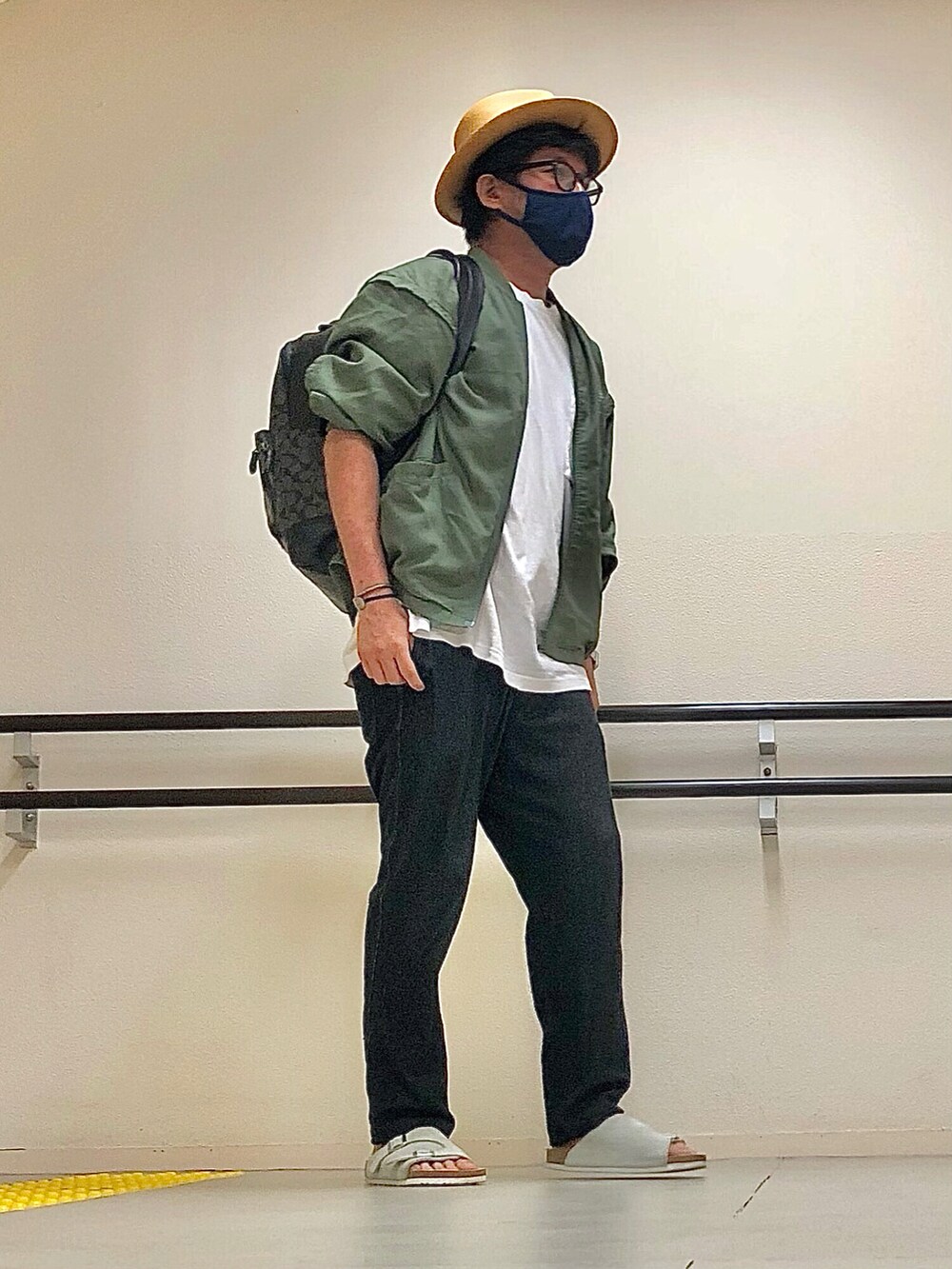 グリーン系のMA-1、ホワイト系のTシャツ/カットソー、ブラック系のバックパック/リュックを着用したメンズの秋コーディネートの2枚目の写真