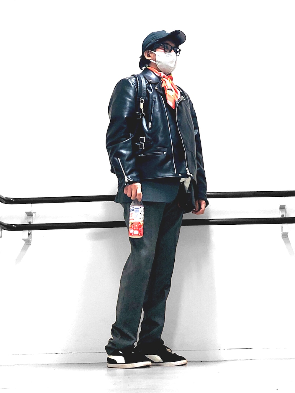 ブラック系のライダースジャケット、グレー系のテーラードジャケット、グレー系のスラックスを着用したメンズの春コーディネートの5枚目の写真