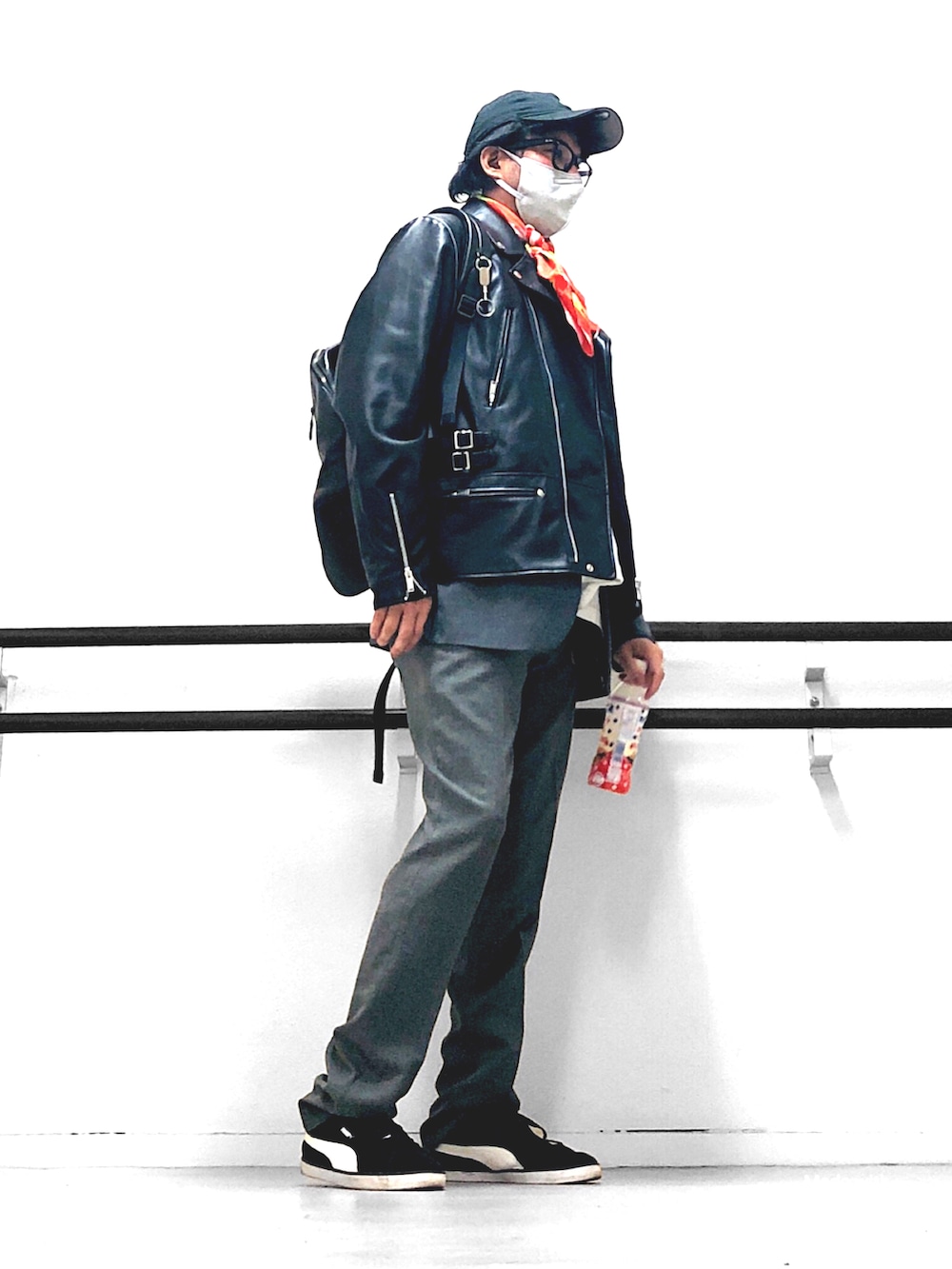 ブラック系のライダースジャケット、グレー系のテーラードジャケット、グレー系のスラックスを着用したメンズの春コーディネートの2枚目の写真