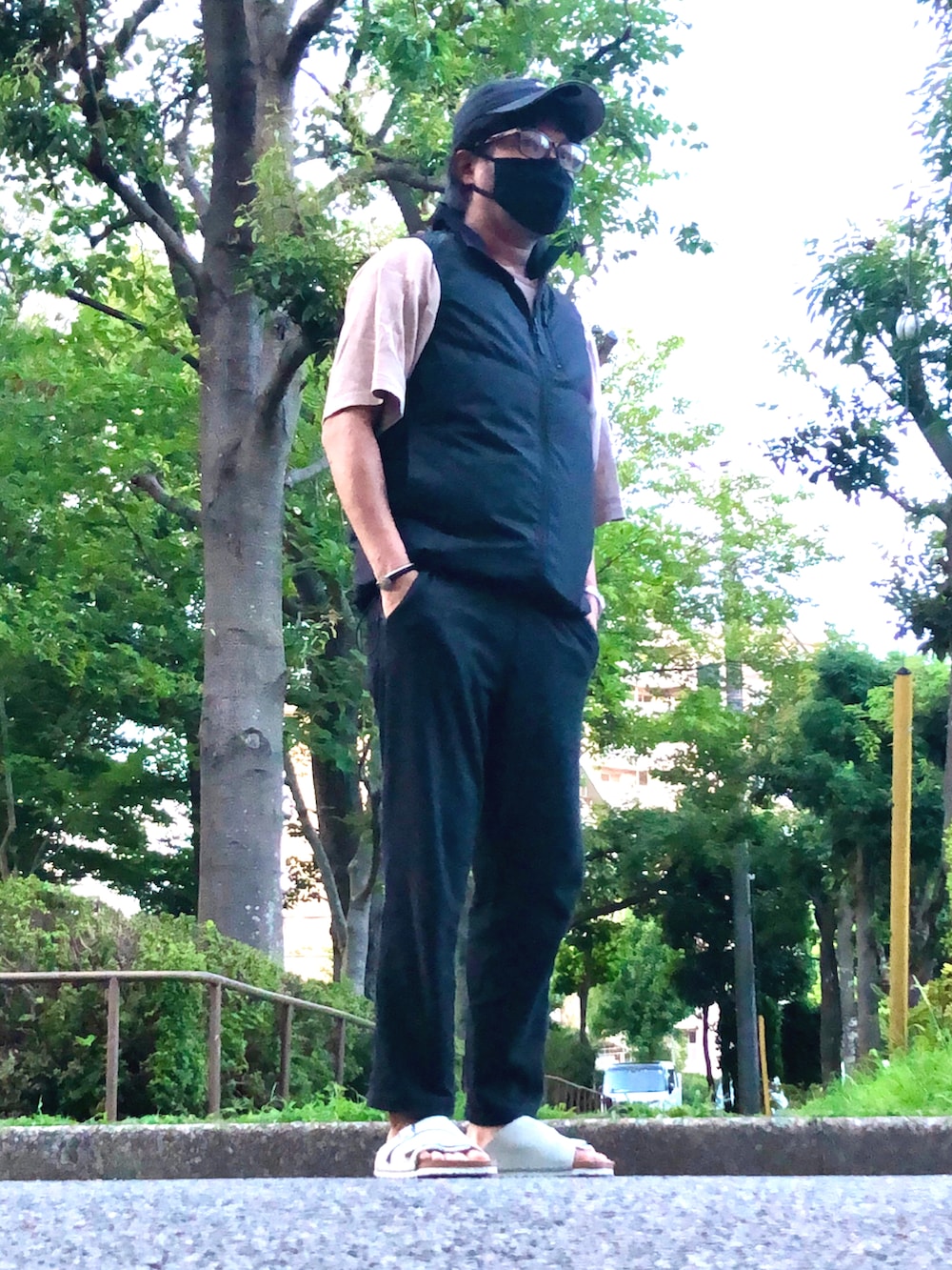 ブラック系のベスト、ベージュ系のTシャツ/カットソー、ブラック系のその他パンツを着用したメンズの夏コーディネートの5枚目の写真