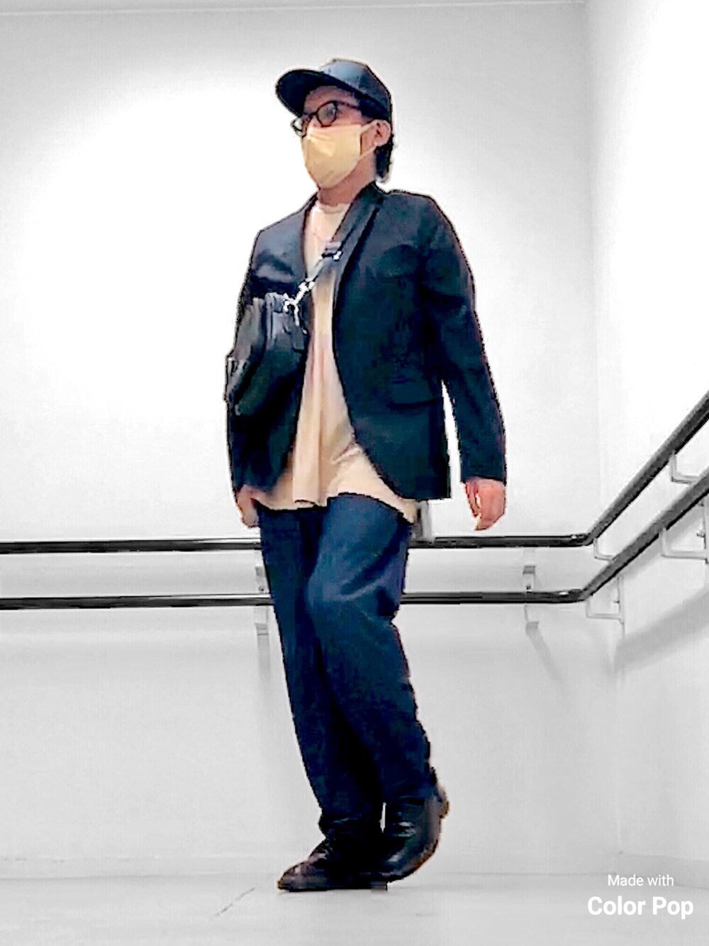 ブラック系のテーラードジャケット、ベージュ系のTシャツ/カットソー、ブラック系のボディバッグ/ウエストポーチを着用したメンズの秋コーディネートの3枚目の写真