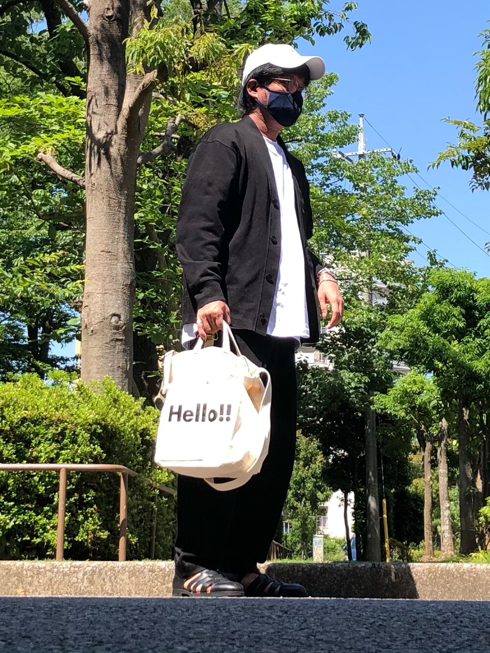 ブラック系のカーディガン/ボレロ、ホワイト系のTシャツ/カットソー、その他のトートバッグを着用したメンズの夏コーディネートの2枚目の写真