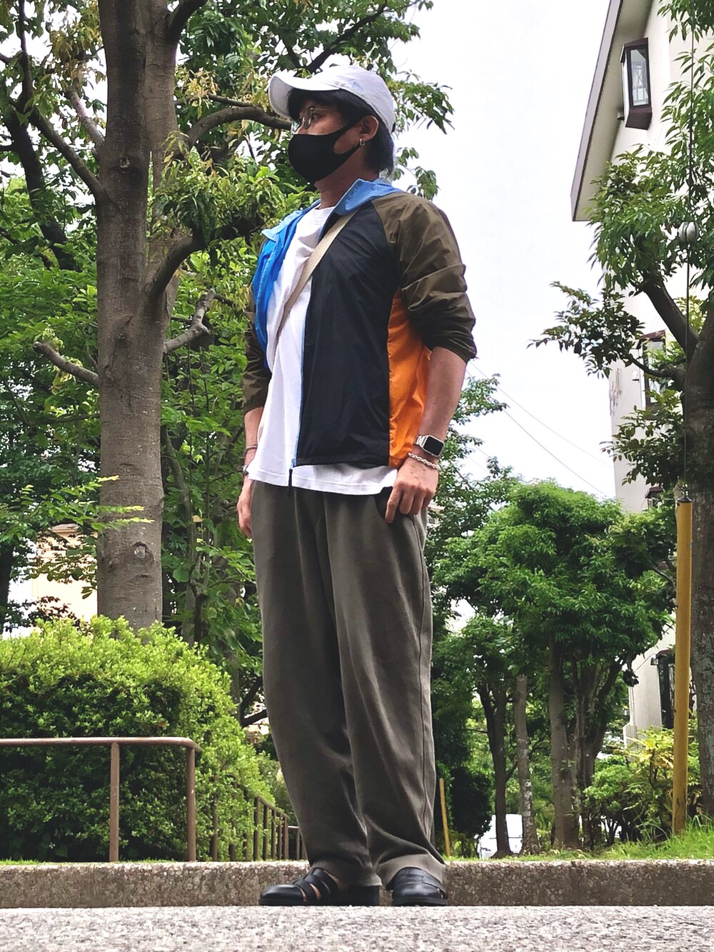 その他のナイロンジャケット、ホワイト系のTシャツ/カットソー、その他のトートバッグを着用したメンズの夏コーディネートの2枚目の写真