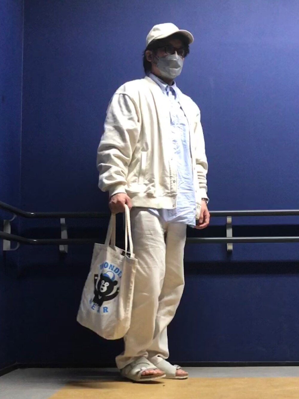 ベージュ系のスウェット、ブルー系のシャツ/ブラウス、ホワイト系のデニムパンツを着用したメンズの春コーディネートの4枚目の写真