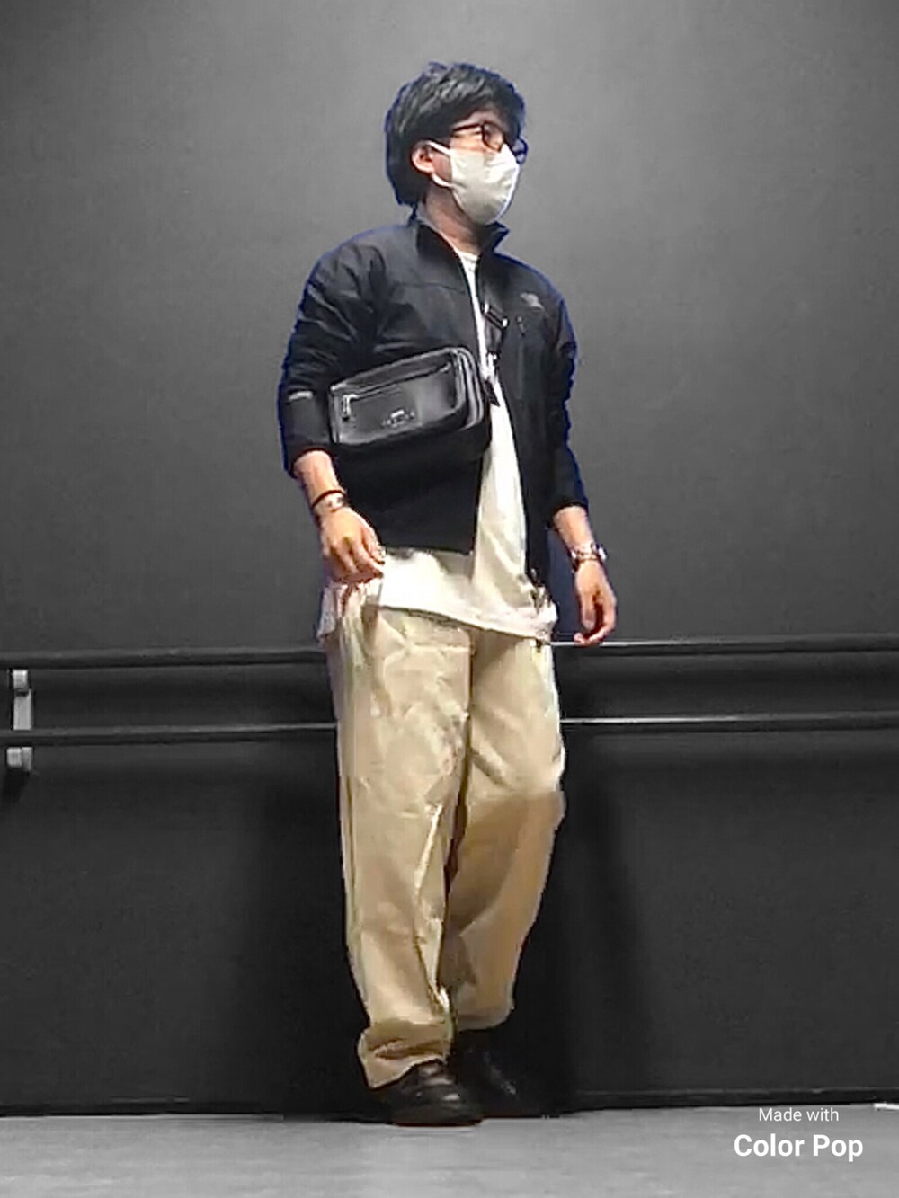 ブラック系のジャージ、ホワイト系のTシャツ/カットソー、ブラック系のボディバッグ/ウエストポーチを着用したメンズの秋コーディネートの3枚目の写真