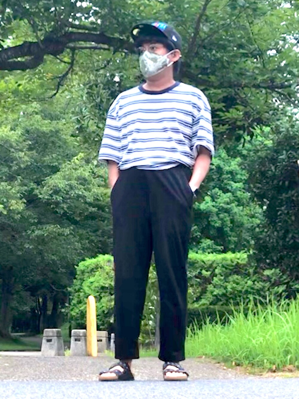 ブルー系のTシャツ/カットソー、ブラック系のスウェットパンツ、ブラック系のサンダルを着用したメンズの秋コーディネートの3枚目の写真