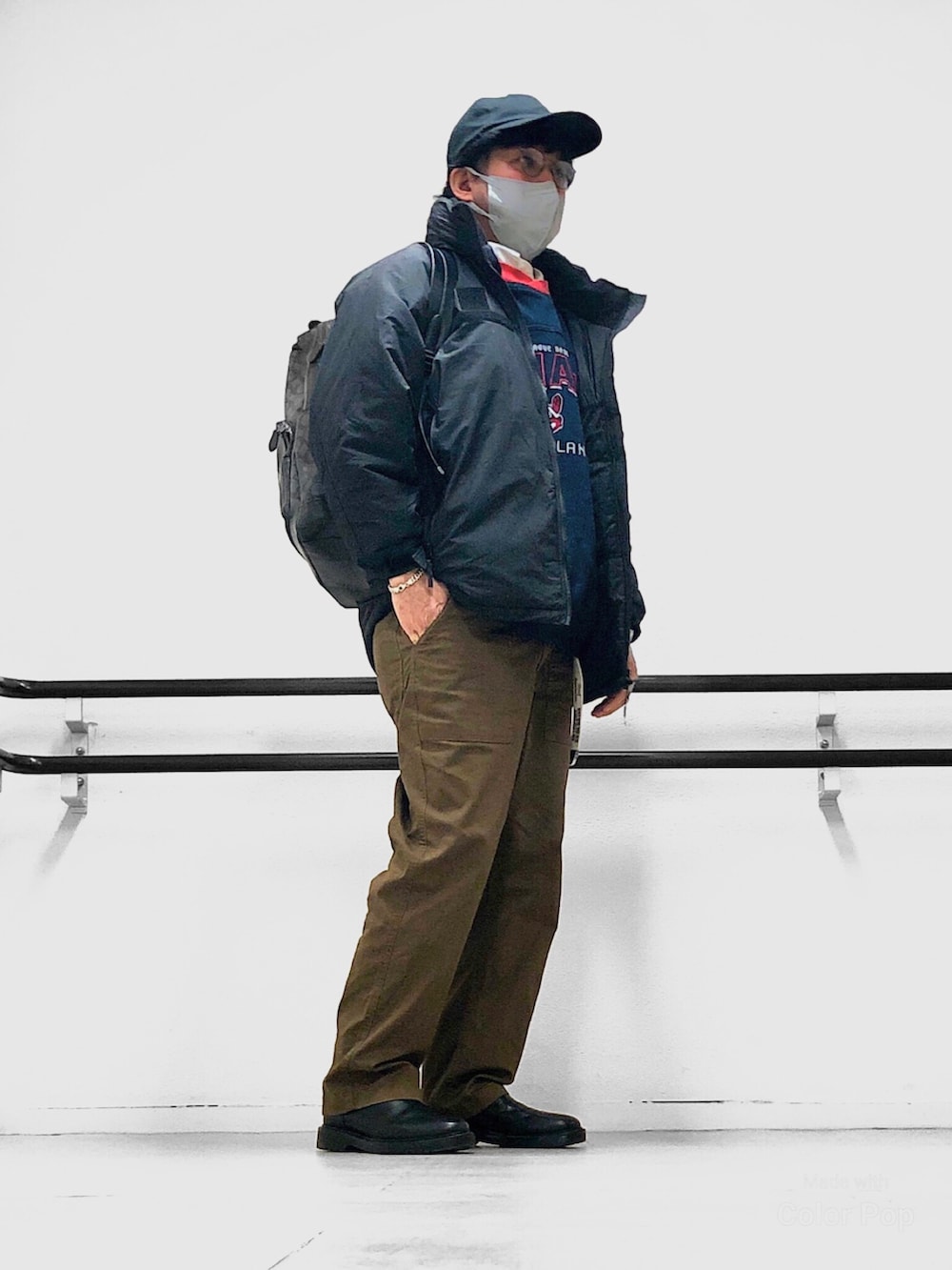 ブラック系のブルゾン、ブルー系のスウェット、ホワイト系のシャツ/ブラウスを着用したメンズの冬コーディネートの2枚目の写真