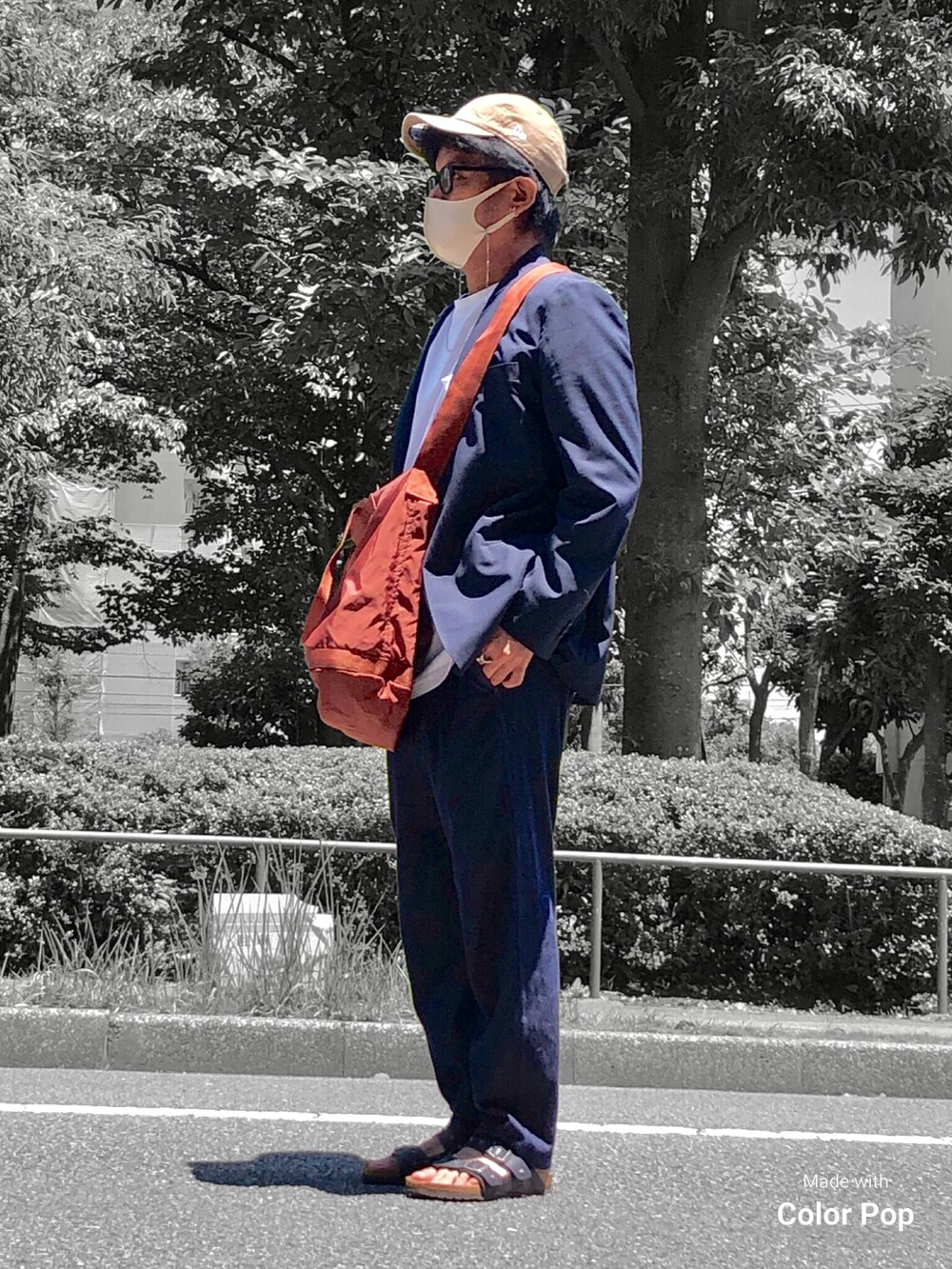 ブルー系のテーラードジャケット、ホワイト系のTシャツ/カットソー、ブラウン系のショルダーバッグを着用したメンズの夏コーディネートの2枚目の写真