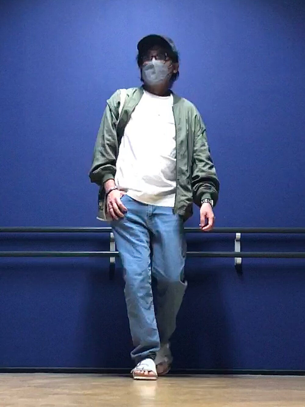 グリーン系のMA-1、ホワイト系のTシャツ/カットソー、ブルー系のトートバッグを着用したメンズの春コーディネートの4枚目の写真