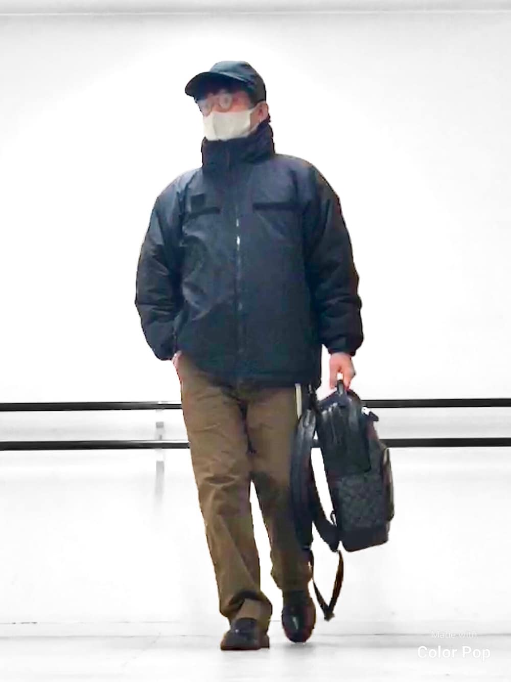 ブラック系のブルゾン、ブルー系のスウェット、ホワイト系のシャツ/ブラウスを着用したメンズの冬コーディネートの3枚目の写真