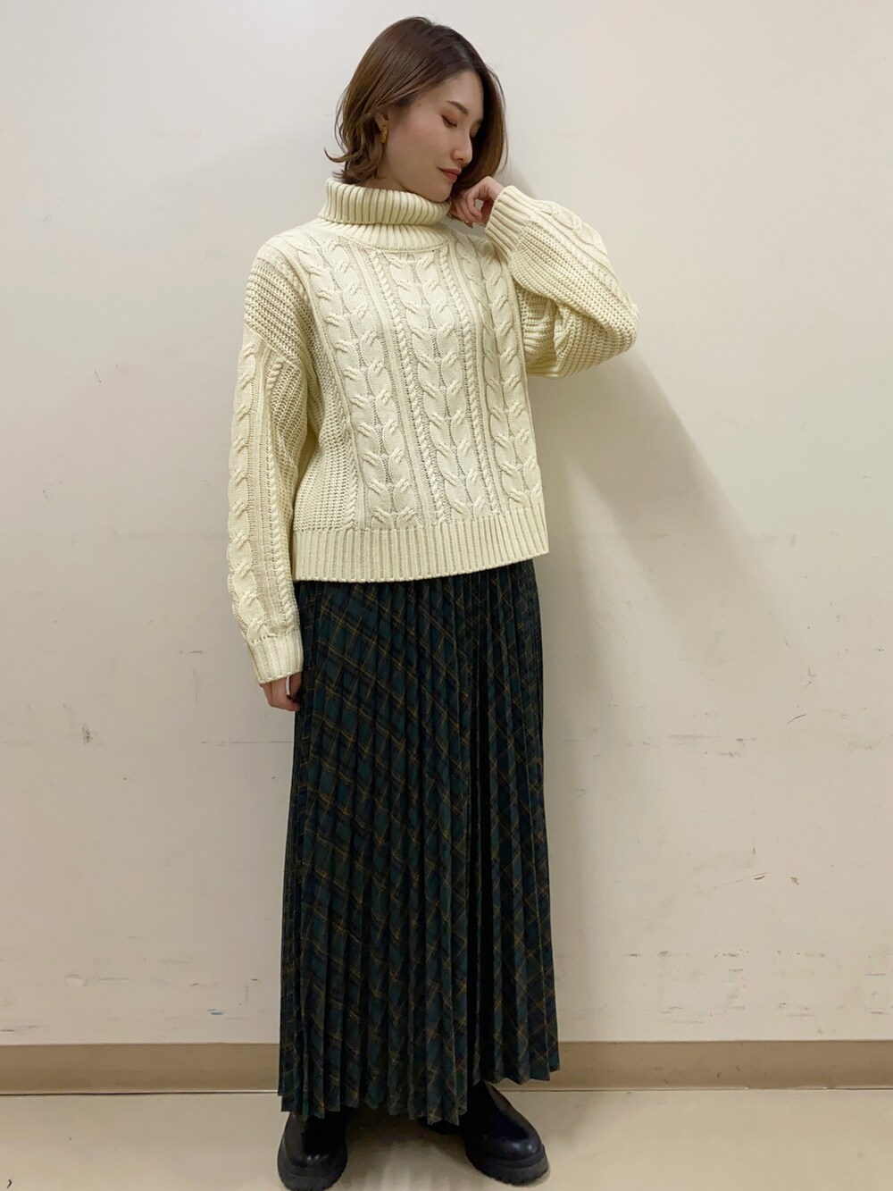 「カジュアル、ベージュ、ケーブルニット、タートルネック、大人カジュアル、ノーカラーコート、大人コーデ、大人女子、ガウンコート、秋冬コーデ」｜「Green　Parksの・souvenirvelle ショートサイドゴアブーツ＊（ブーツ、ブラック系）」を使った、mizukiさん（レディース・160cm）の冬コーディネートの3枚目の写真