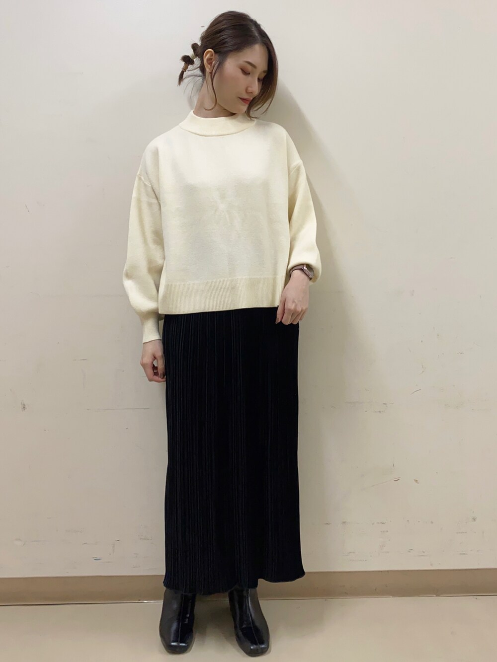 「タイトスカート、シンプル、大人カジュアル、フライトジャケット、プチプラ、プリーツスカート、大人女子、ゆるコーデ、淡色コーデ、ニット/セーター」｜「earth music&ecologyのフェイクムートンB-3ブルゾン ＊（その他アウター、ブラウン系）」を使った、mizukiさん（レディース・160cm）の冬コーディネートの3枚目の写真