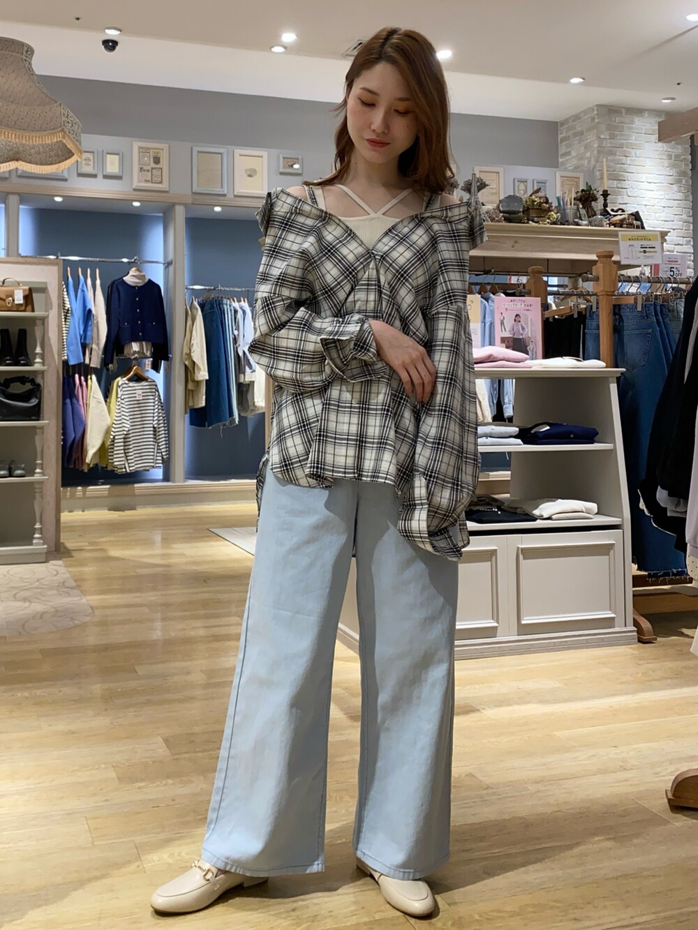 その他のシャツ/ブラウス、ブルー系のその他パンツ、ホワイト系のローファーを着用したレディースの春コーディネートの2枚目の写真