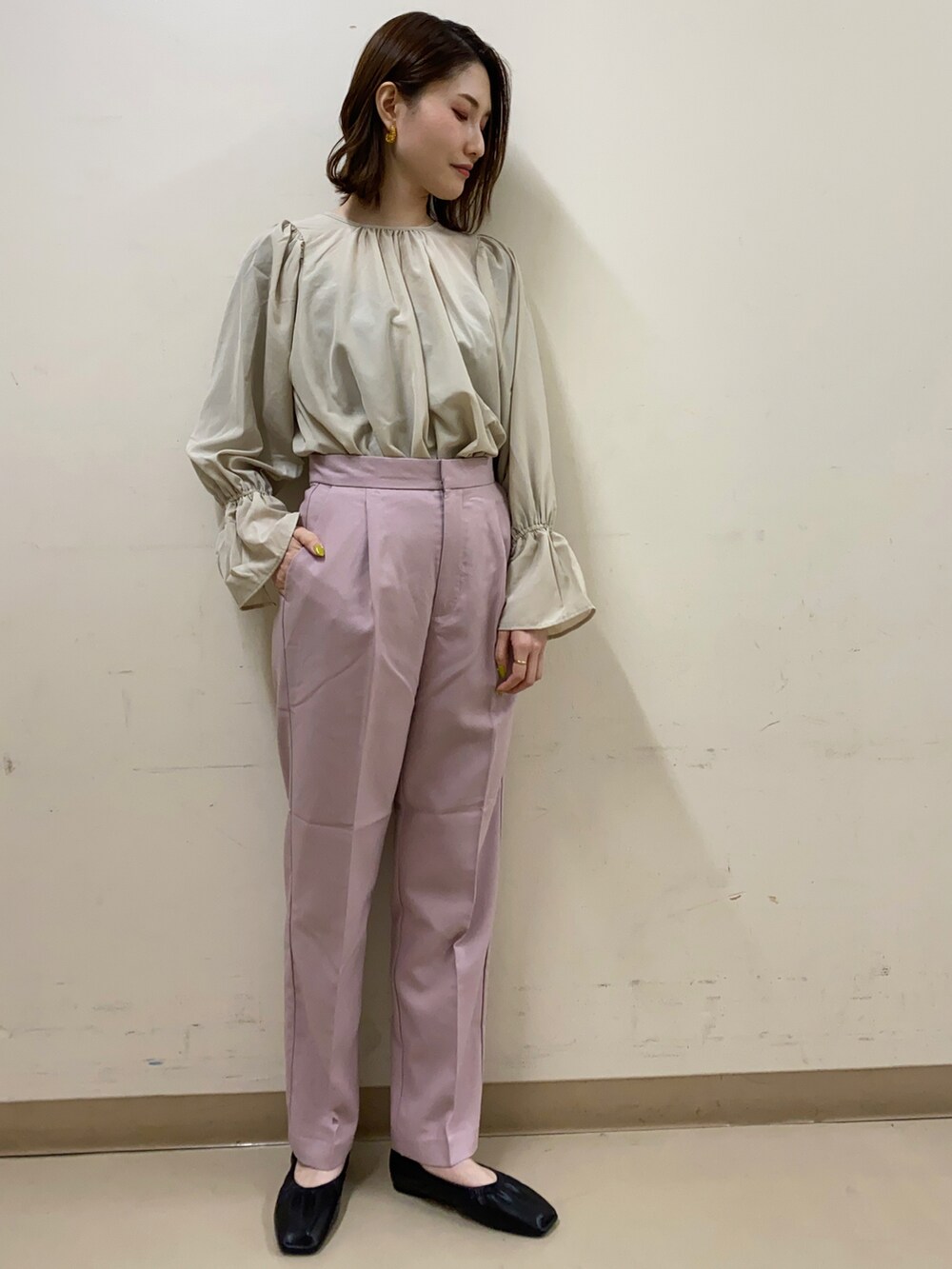 「テーパードパンツ、ブラウス、キレイめ、大人コーデ、ラベンダー、パンツスタイル、春コーデ、プチプラコーデ、淡色コーデ、はるコーデ」｜「ORiental TRafficのORiental TRaffic ギャザーパンプス（パンプス、ブラック系）」を使った、mizukiさん（レディース・160cm）の春コーディネートの2枚目の写真