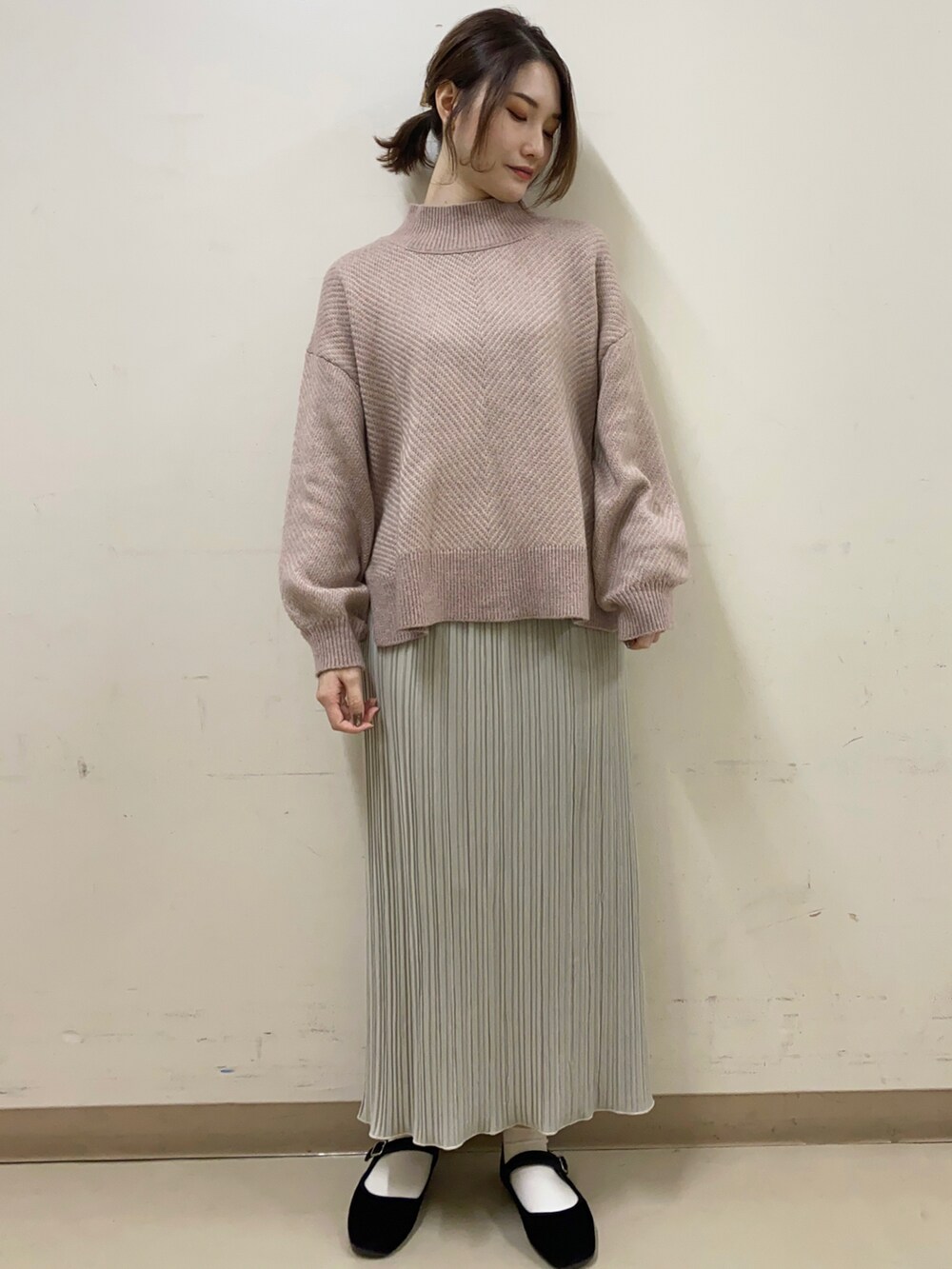 「タイトスカート、ニット、コーデュロイ、ボア、ハイネック、大人カジュアル、プリーツスカート、大人女子、ゆるコーデ、ニット/セーター」｜「earth music&ecologyのコーデュロイリバーシブルコート ＊（ノーカラーコート、グレー系）」を使った、mizukiさん（レディース・160cm）の秋コーディネートの3枚目の写真
